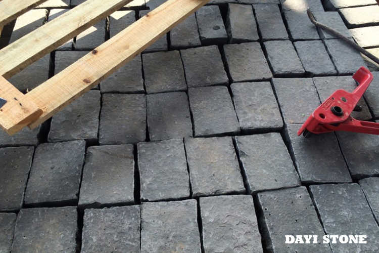 Cubes ZP Black Basalt Top flamed edges split bottom sawn 20x10x10cm - Dayi Stone